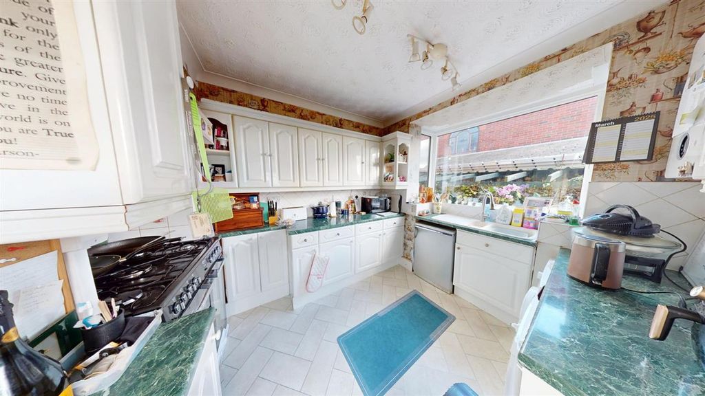 Property photo 3 of 18 Kitchen