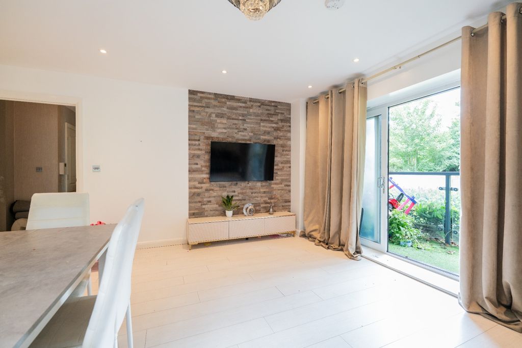 Property photo 2 of 16 4395822