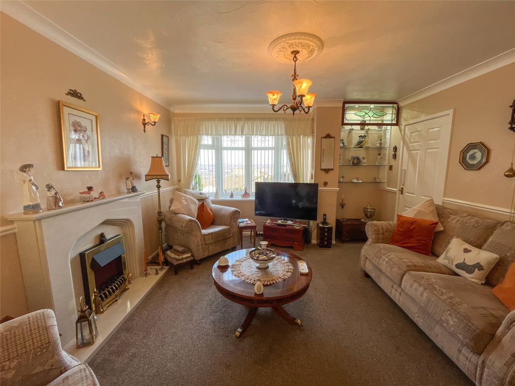 Property photo 2 of 19 Lounge