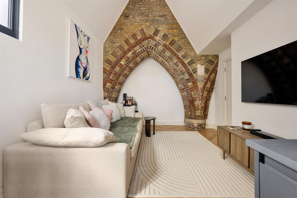 Property photo 3 of 28 Arcadia Street, E14