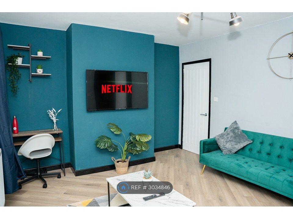 Property photo 1 of 10 Living Room