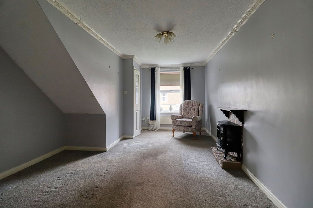 Property photo 3 of 8 Lounge