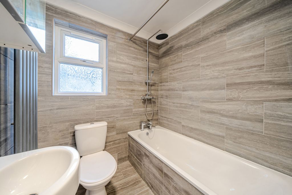 Property photo 3 of 16 1400307-9-696770d...