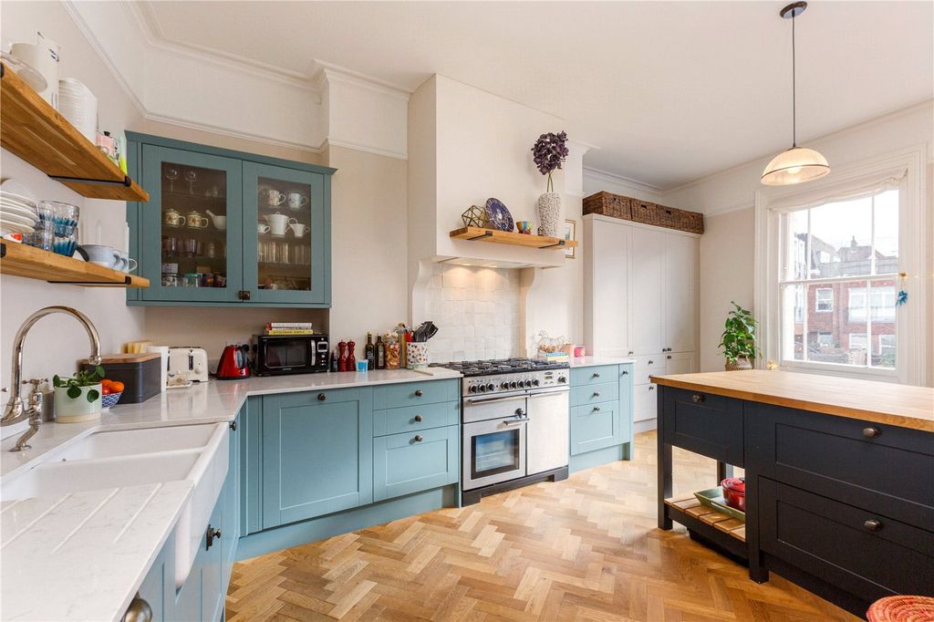 Property photo 3 of 11 Kitchen