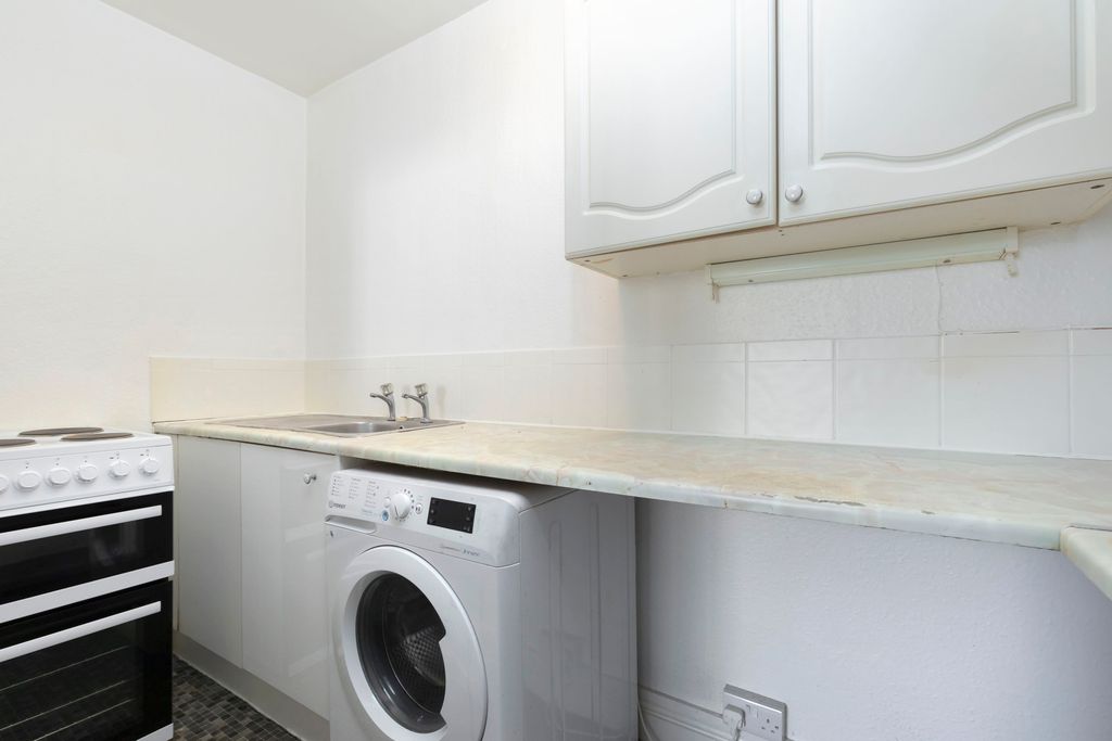 Property photo 2 of 6 Flat 3, 124 Bath Rd-05
