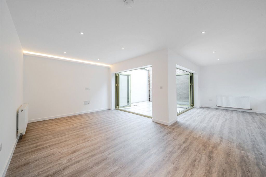 Property photo 2 of 27 Picture No. 32