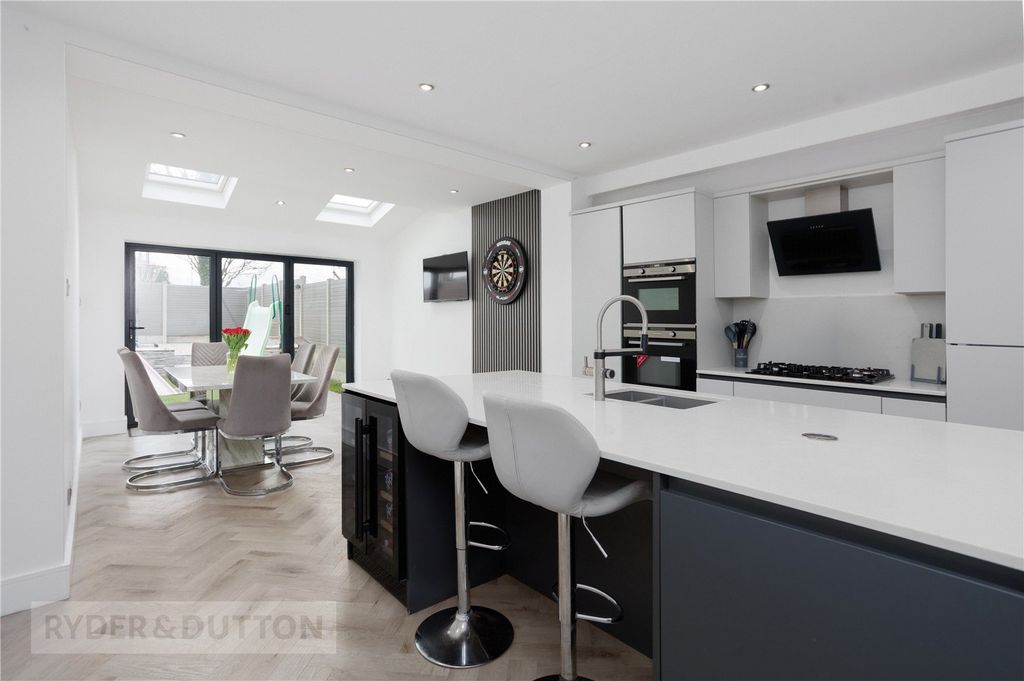 Property photo 1 of 20 Kitchen/Breakfast