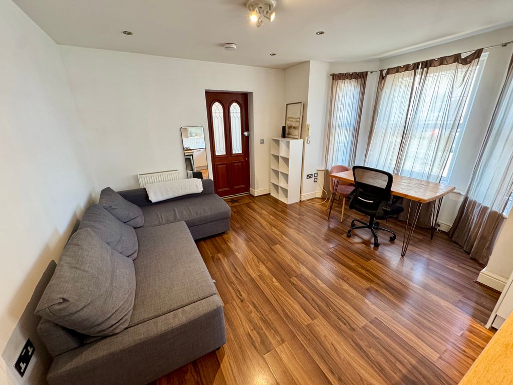 Property photo 2 of 7 Flat B 32 Farnham Road - Living Room