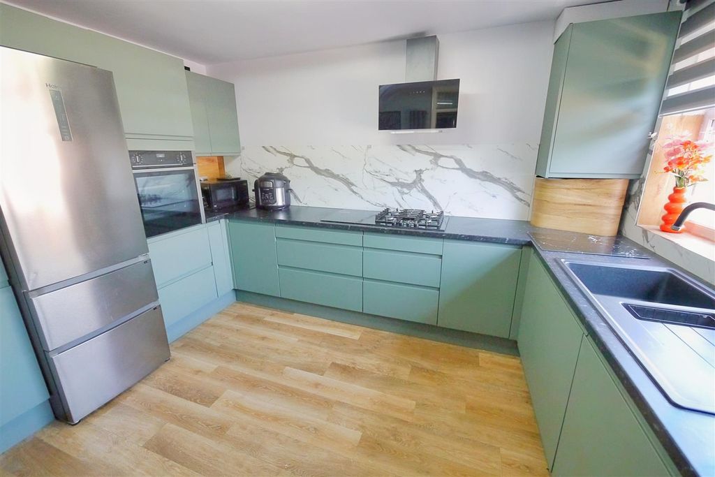 Property photo 3 of 18 Kitchen