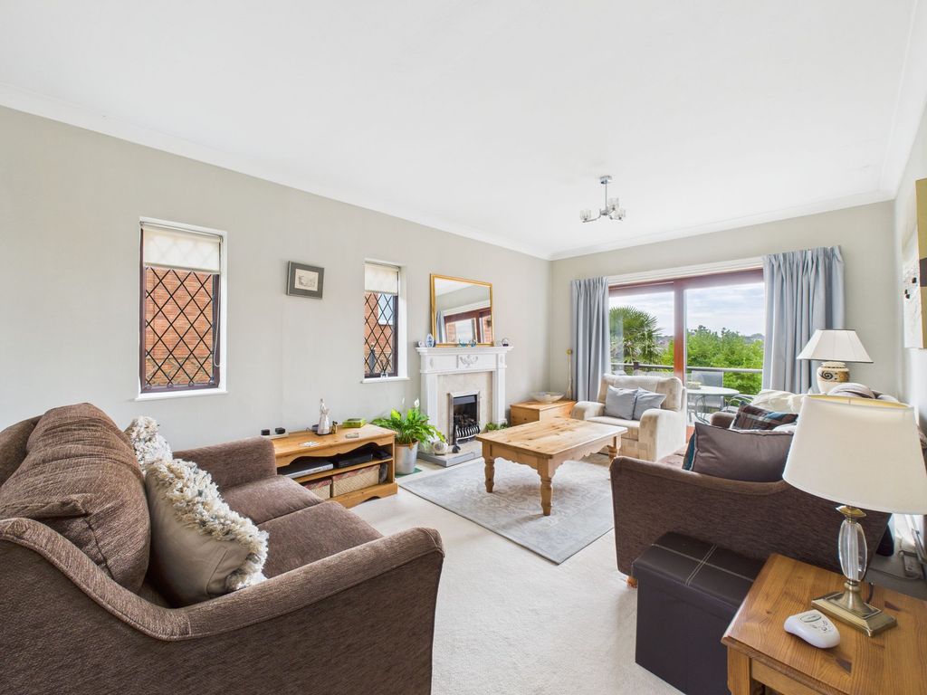 Property photo 2 of 31 Lounge