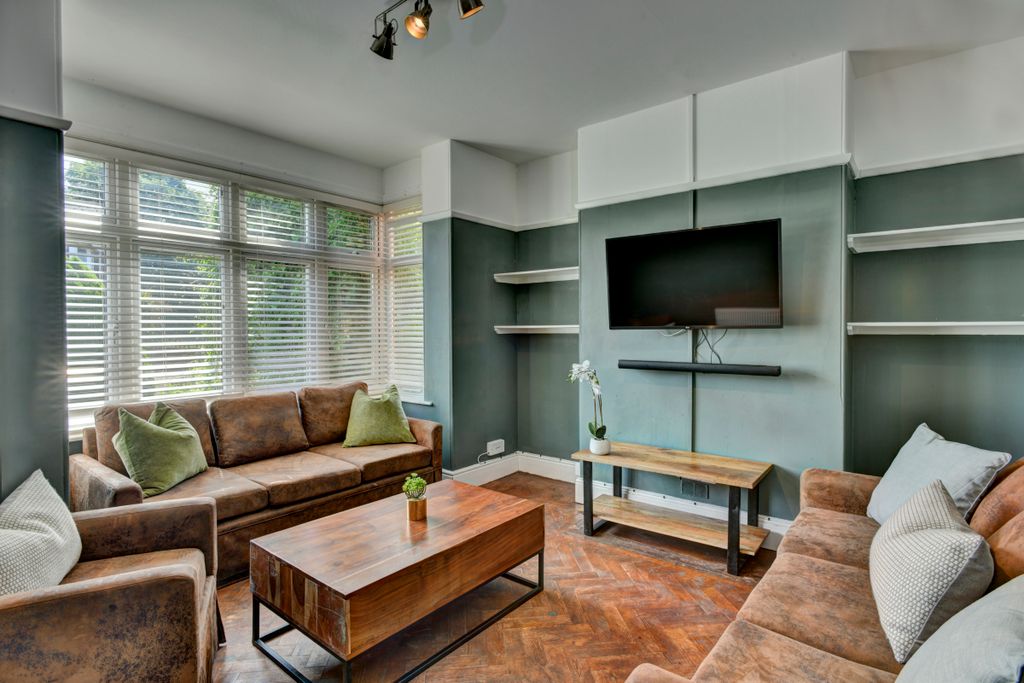 Property photo 1 of 11 8We Living Area
