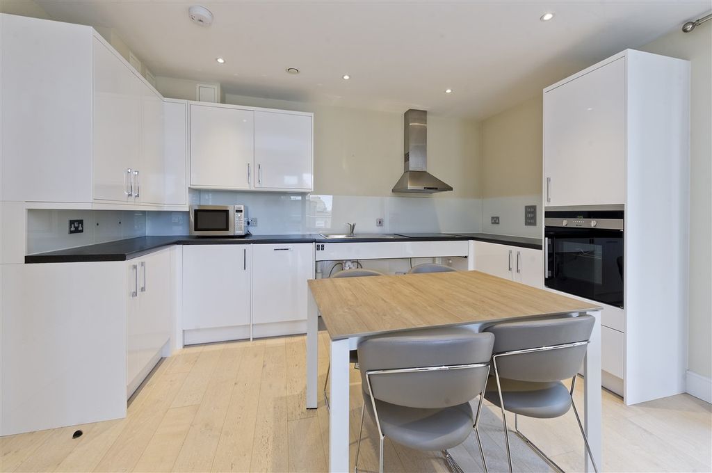 Property photo 2 of 7 Kitchen