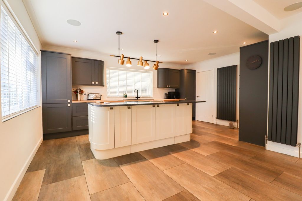 Property photo 2 of 39 3854595