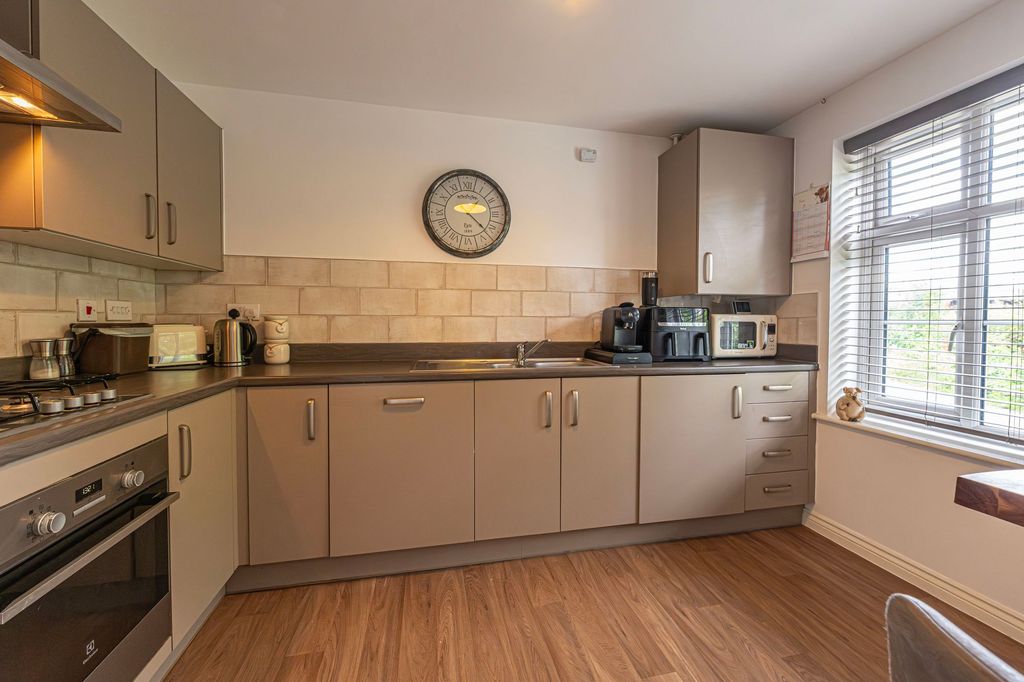 Property photo 2 of 33