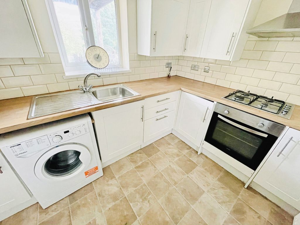 Property photo 2 of 10 Kitchen
