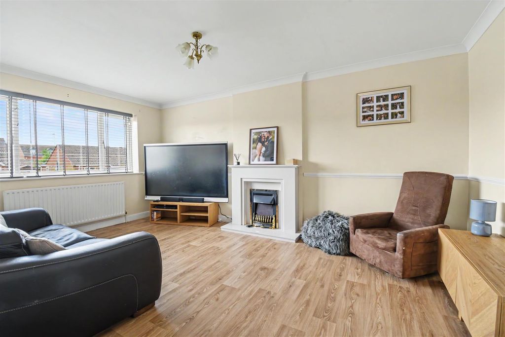 Property photo 2 of 11 Lounge