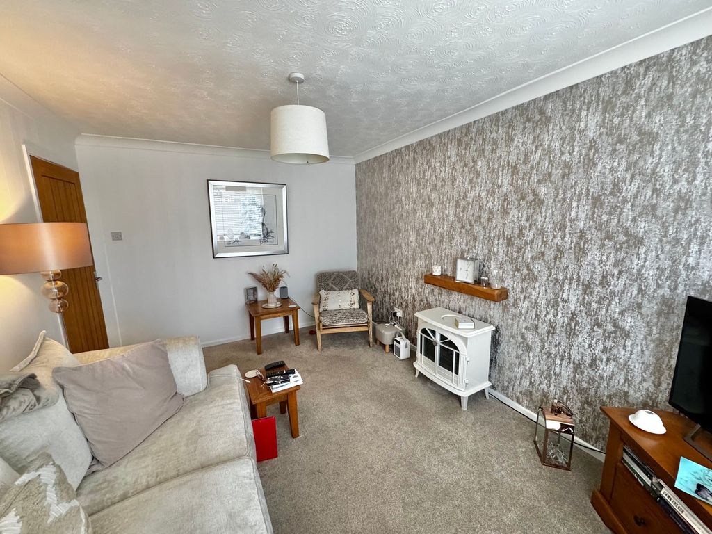 Property photo 3 of 11 Lounge