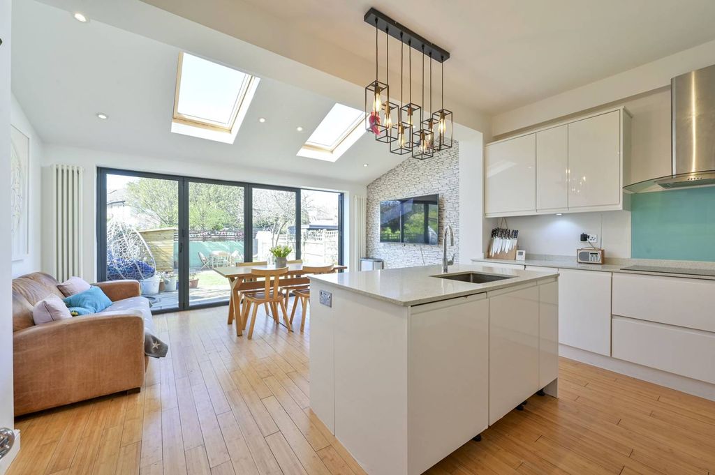 Property photo 3 of 23