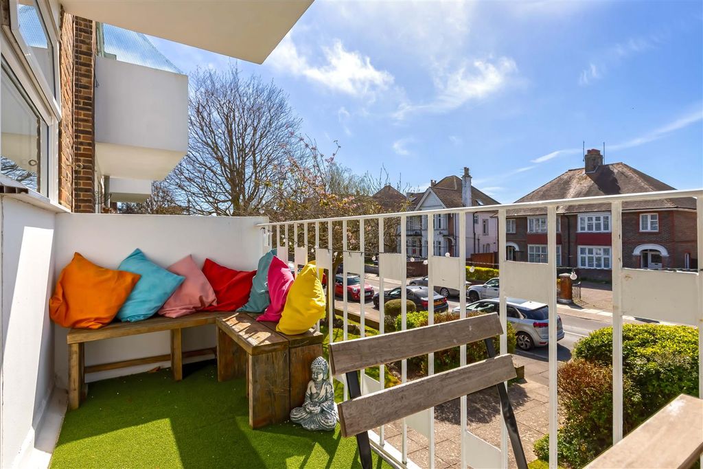 Property photo 3 of 12 Wadhurst Crt_16.Jpg