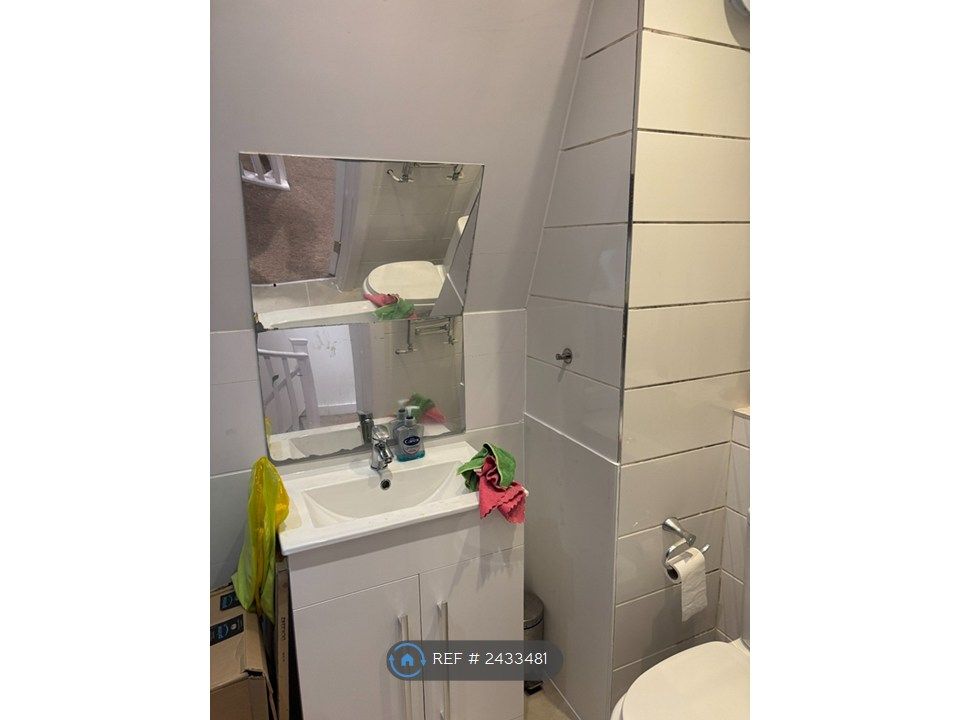 Property photo 3 of 9 Topfloor Bathroom