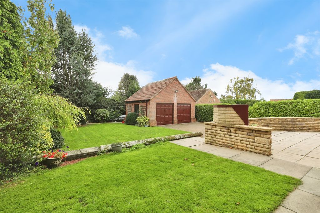 Property photo 2 of 28