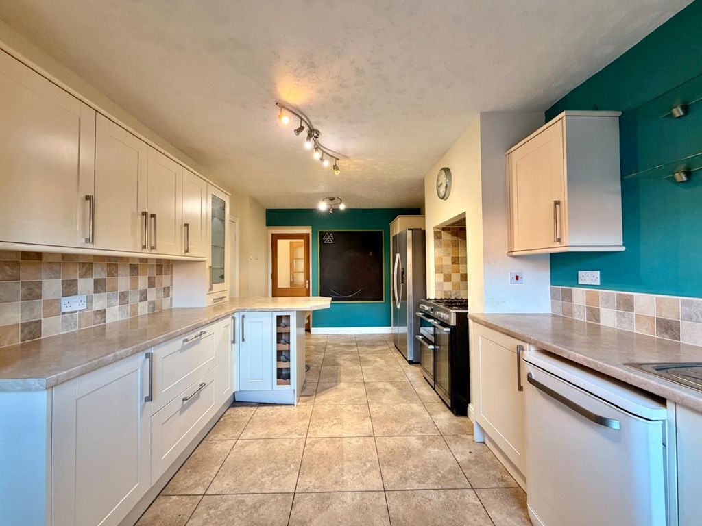 Property photo 2 of 18 Breakfast Kitchen