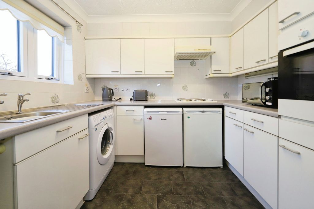 Property photo 2 of 11 Kitchen