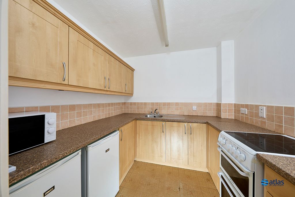 Property photo 3 of 11 Kitchen