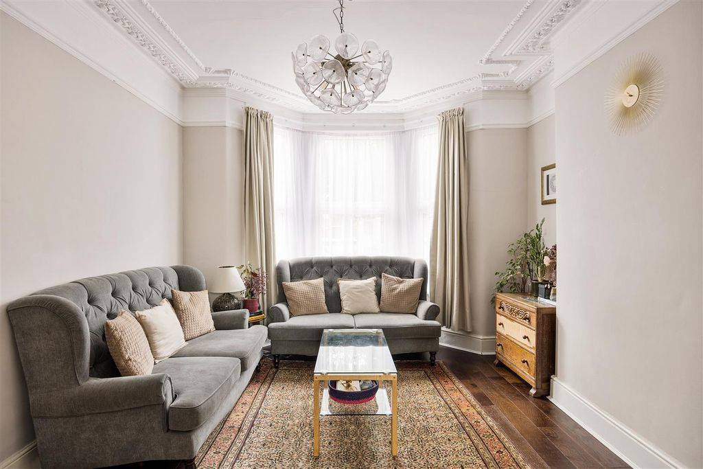 Property photo 2 of 33 Kings Road, E11