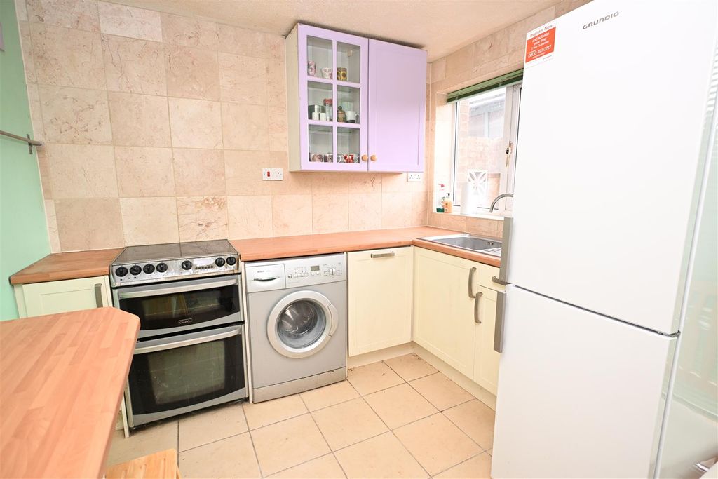 Property photo 3 of 19 Kitchen