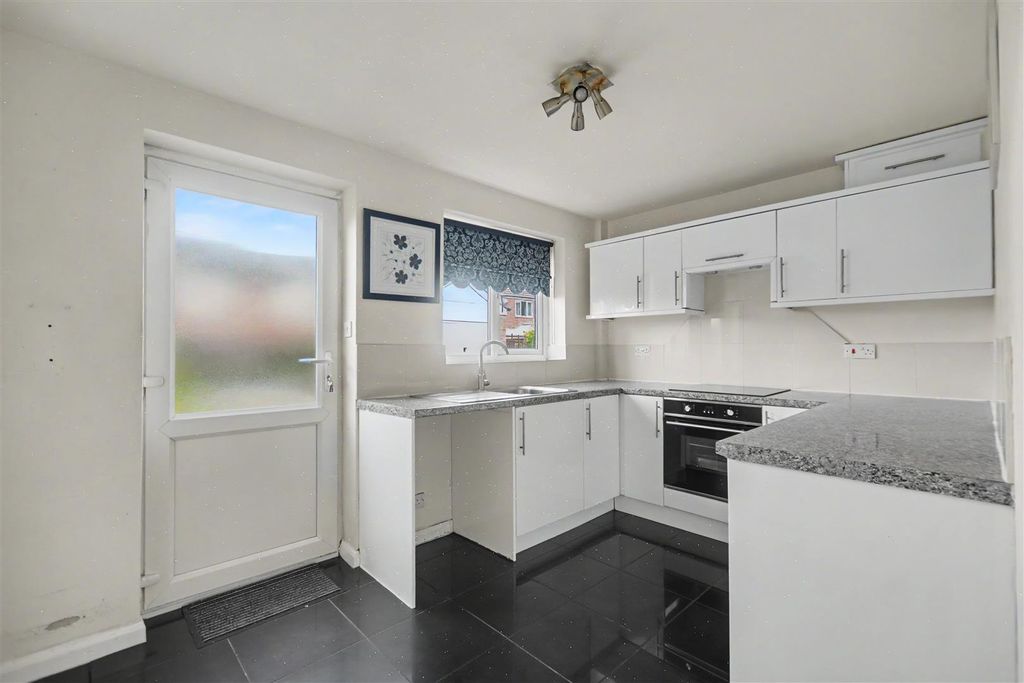 Property photo 3 of 11 Kitchen