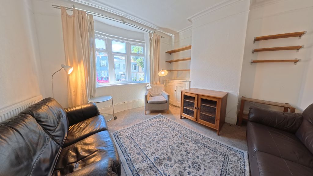 Property photo 2 of 11 Lounge