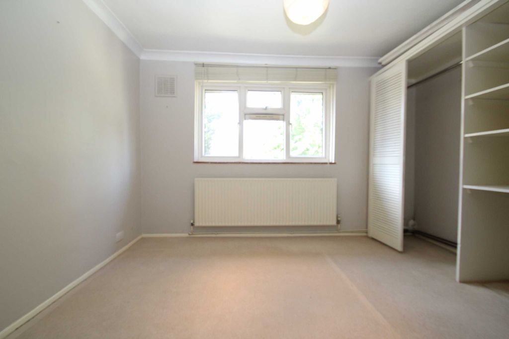 Property photo 2 of 6 Bedroom
