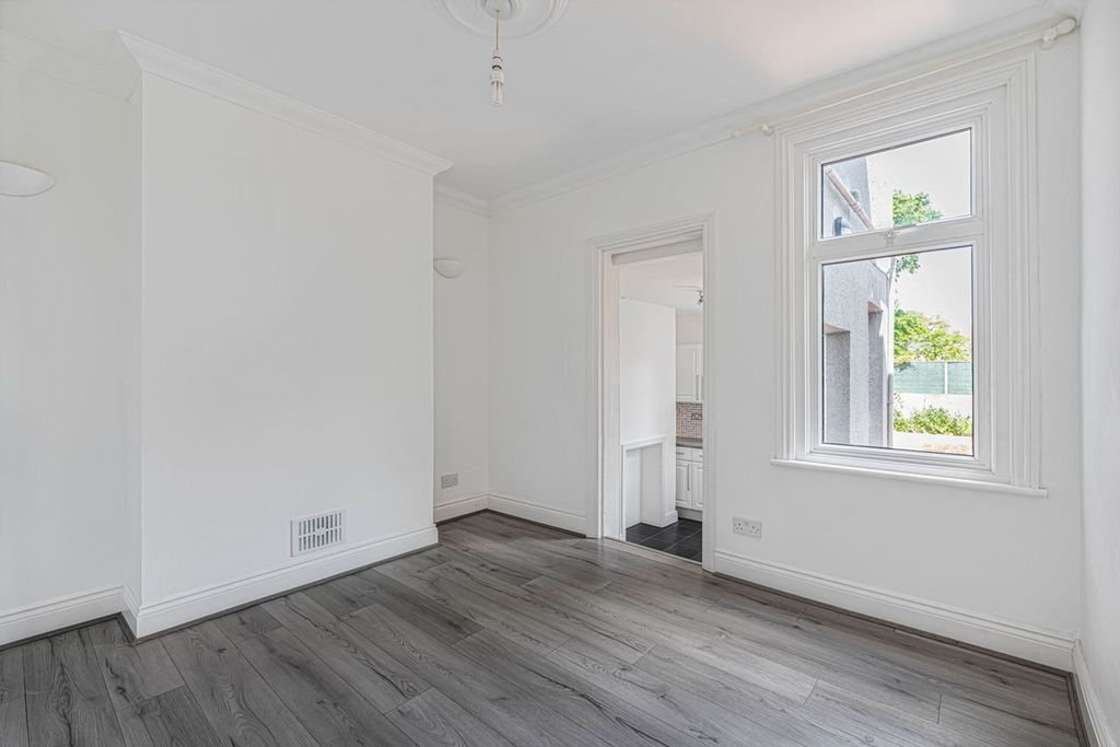 Property photo 3 of 10 Dining Room