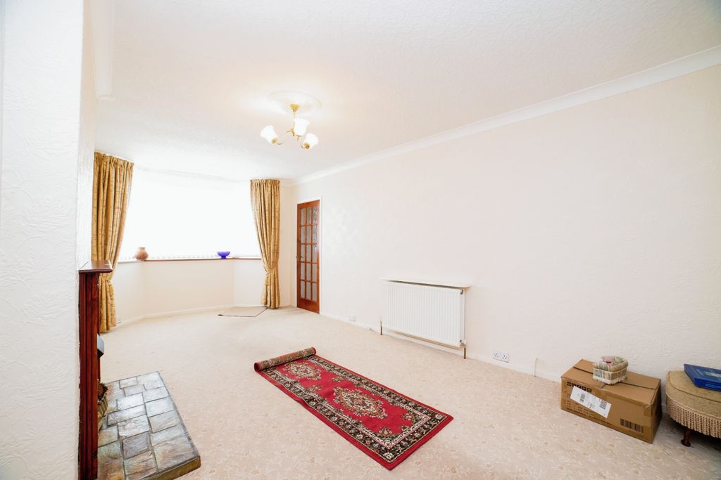 Property photo 3 of 13 Lunge