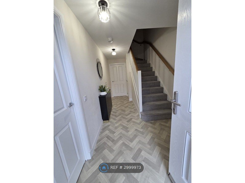 Property photo 2 of 14 Hallway