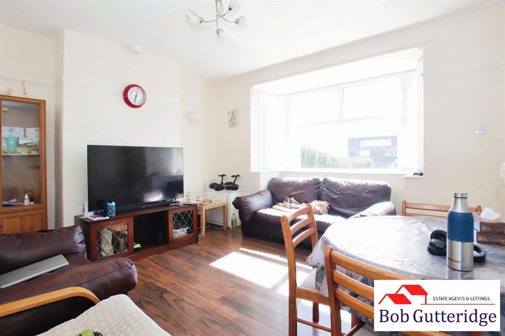 Property photo 2 of 13 Bay Fronted Lounge