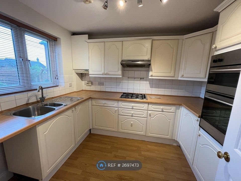 Property photo 3 of 12 Kitchen