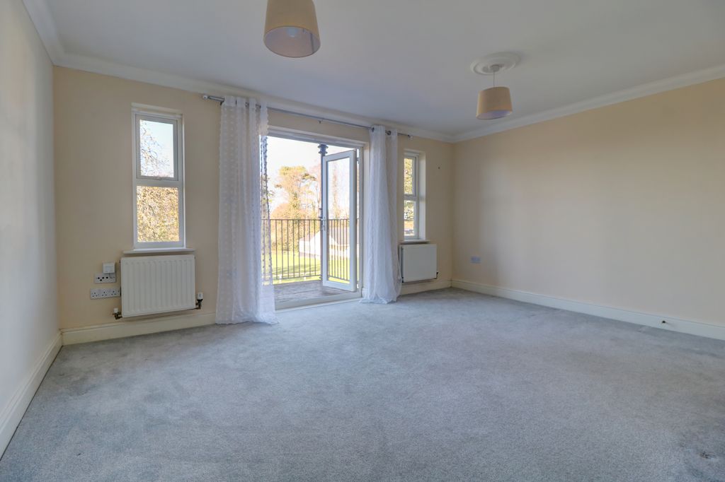 Property photo 3 of 17 Lounge