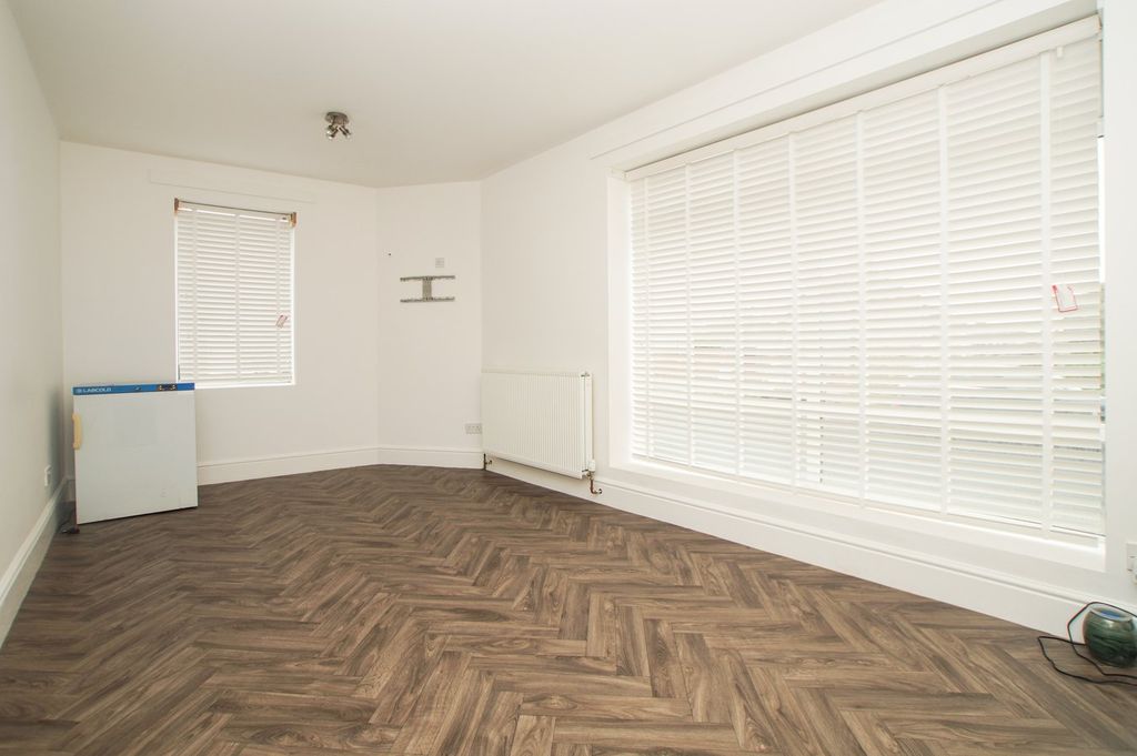 Property photo 3 of 20 Room 2