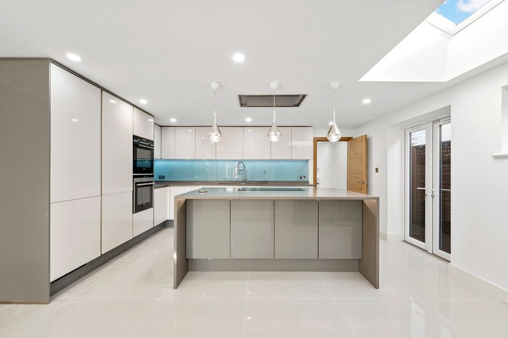 Property photo 3 of 18