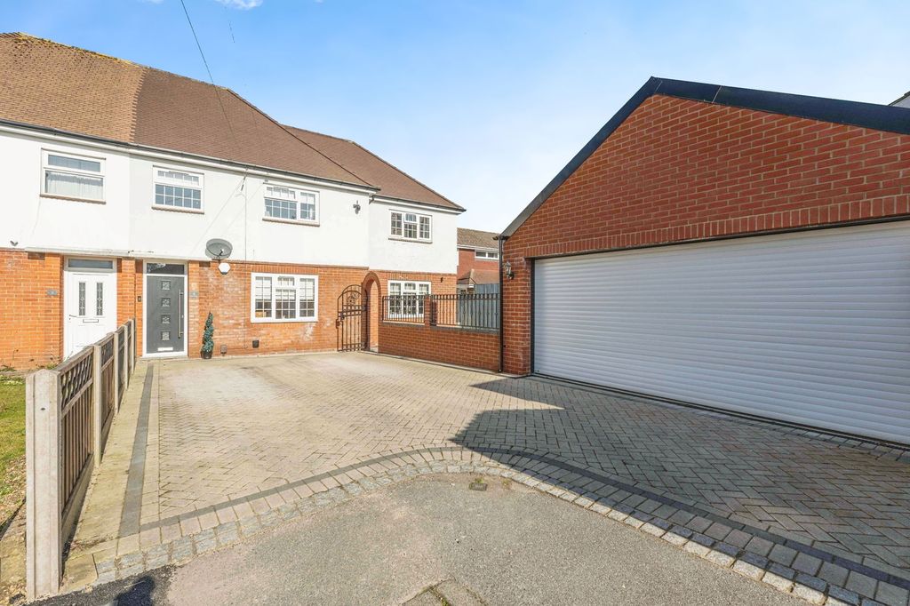 Property photo 2 of 32