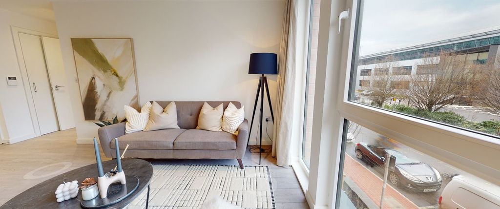 Property photo 1 of 17 Living Room