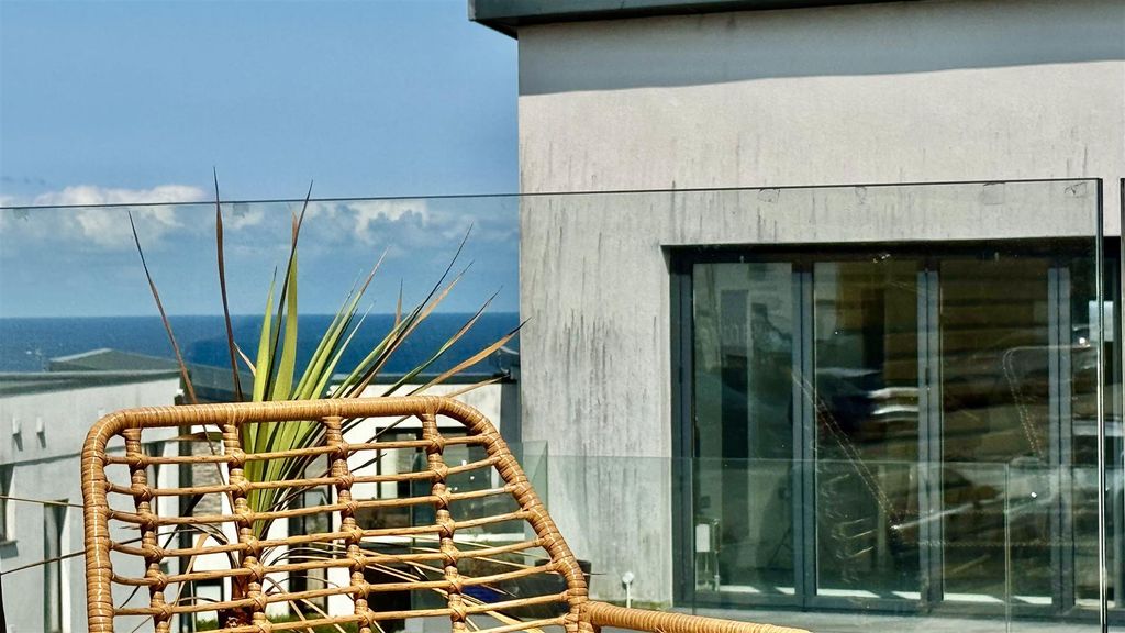 Property photo 2 of 26 Roof Garden