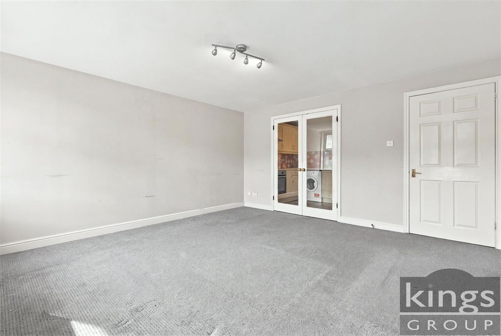 Property photo 3 of 10 Lounge