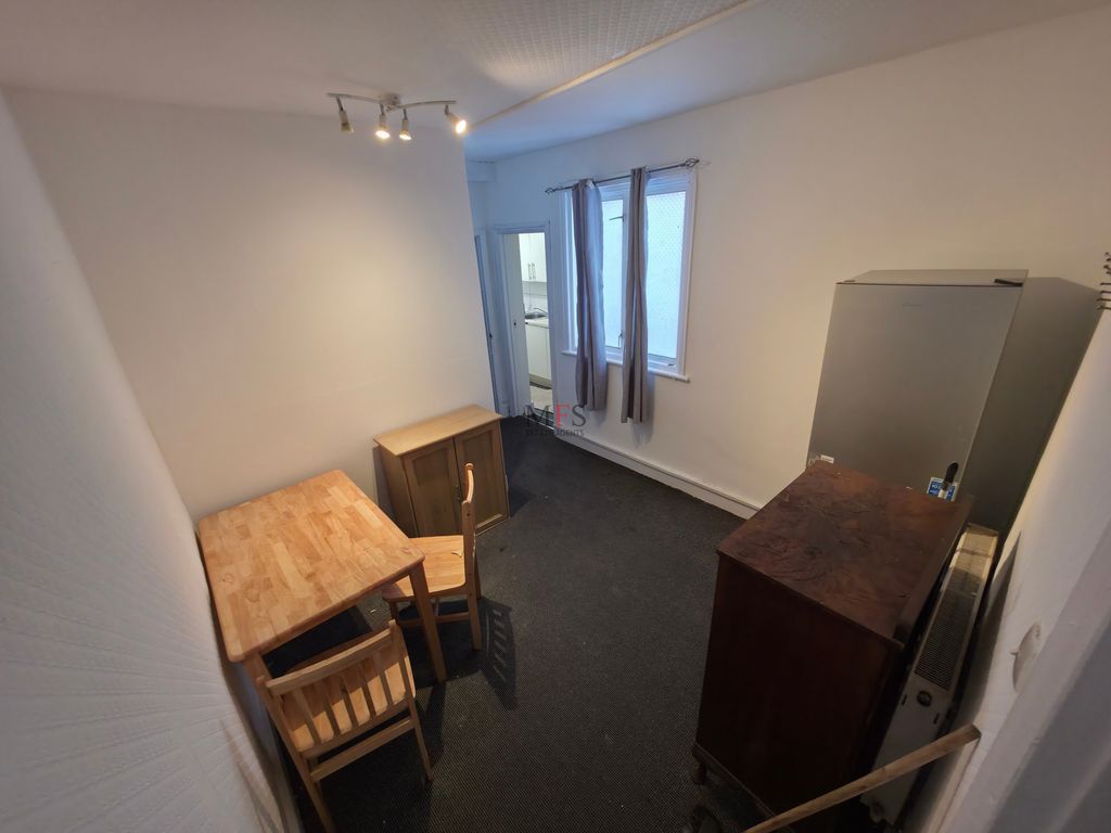 Property photo 3 of 8 Photo 4