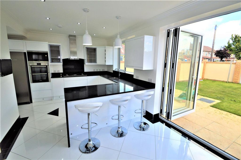 Property photo 1 of 3 Finchingfield Ave Ig8