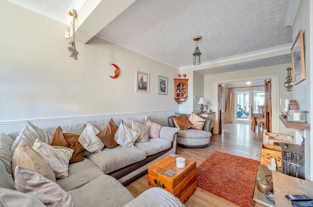 Property photo 2 of 19 1384870-22-695B8E...