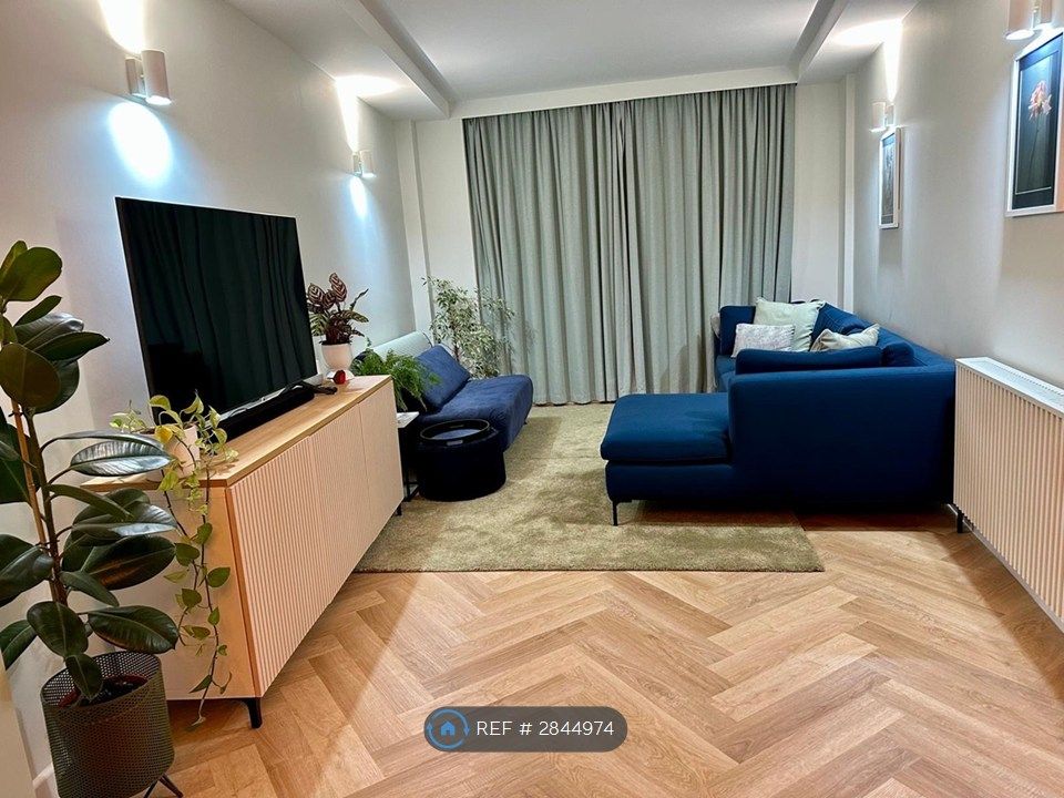 Property photo 2 of 14 Bright Living Room With Modern Furnishings