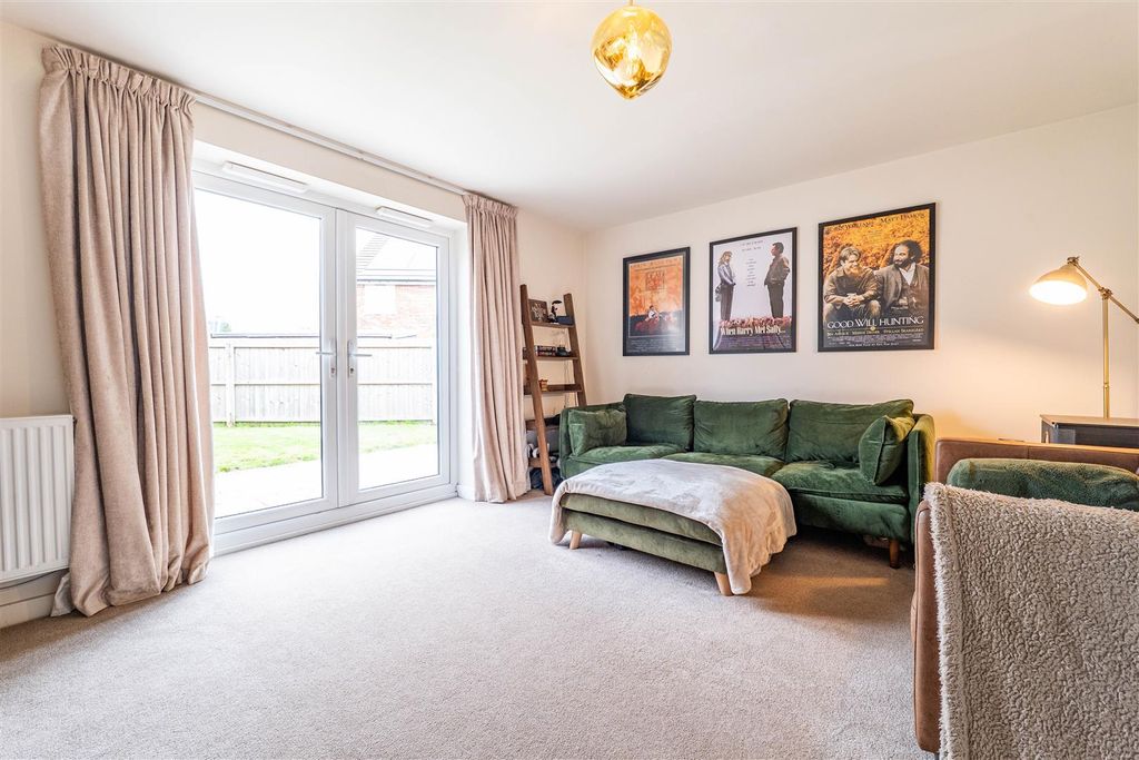 Property photo 3 of 22 Lounge